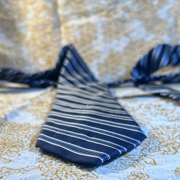 Roundtree & Yorke Navy and White Striped Tie - Picture 3 of 5